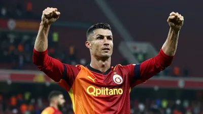 Galatasaray'ın Süper Lig'deki üç maçı da 2,5 gol üstü ile sonuçlanırken, takım ligin zirvesinde yer alıyor ve 9 gol...