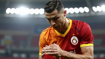 Galatasaray'da Victor Osimhen ve Mario Lemina, Başakşehir maçında sakatlanarak yaklaşık 3 hafta sahalardan uzak kalacak...