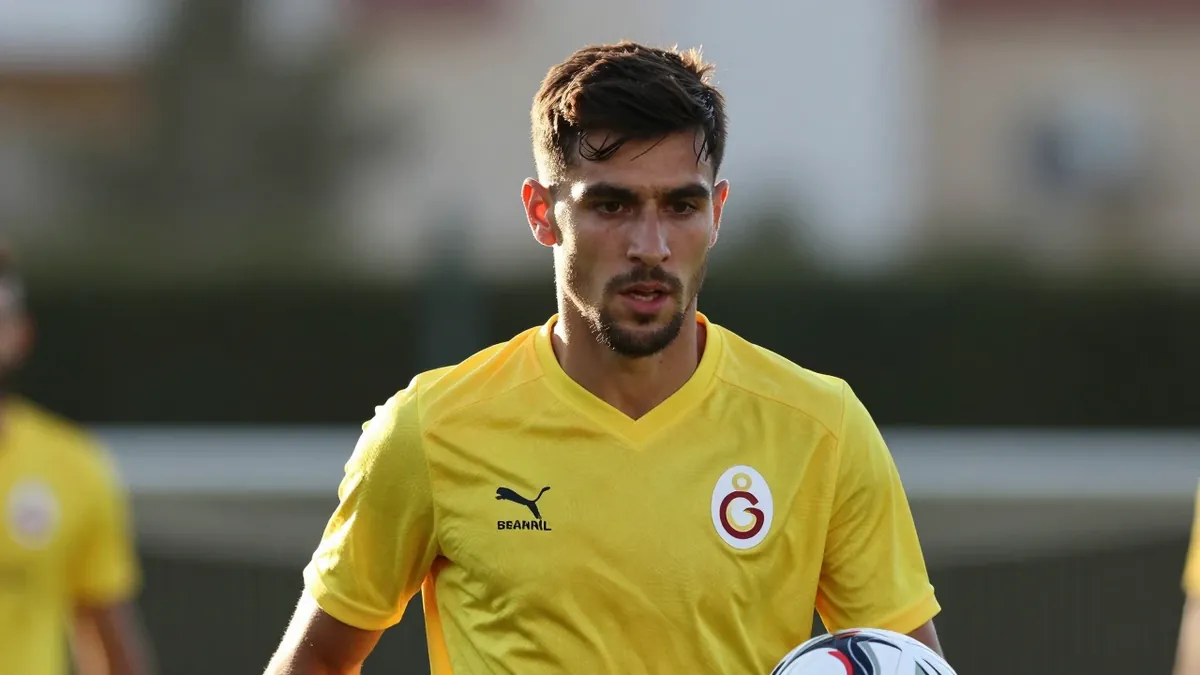 Dört yıllık Süper Lig şampiyonu Galatasaray, Rafa Leao ve Victor Osimhen transferleriyle hem ligde hem de Şampiyonlar...