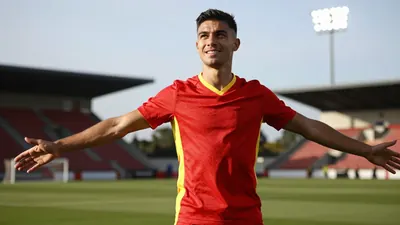 Portekiz milli takım kampında bir Galatasaray taraftarının 'Galatasaray'a gel' çağrısına gülümseyen Bruno Fernandes'ın...